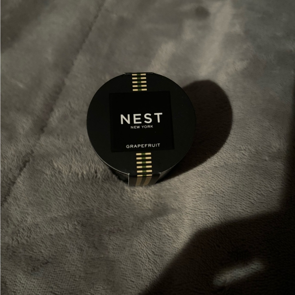 NEST Fragrances Grapefruit Candle - Black and Gold